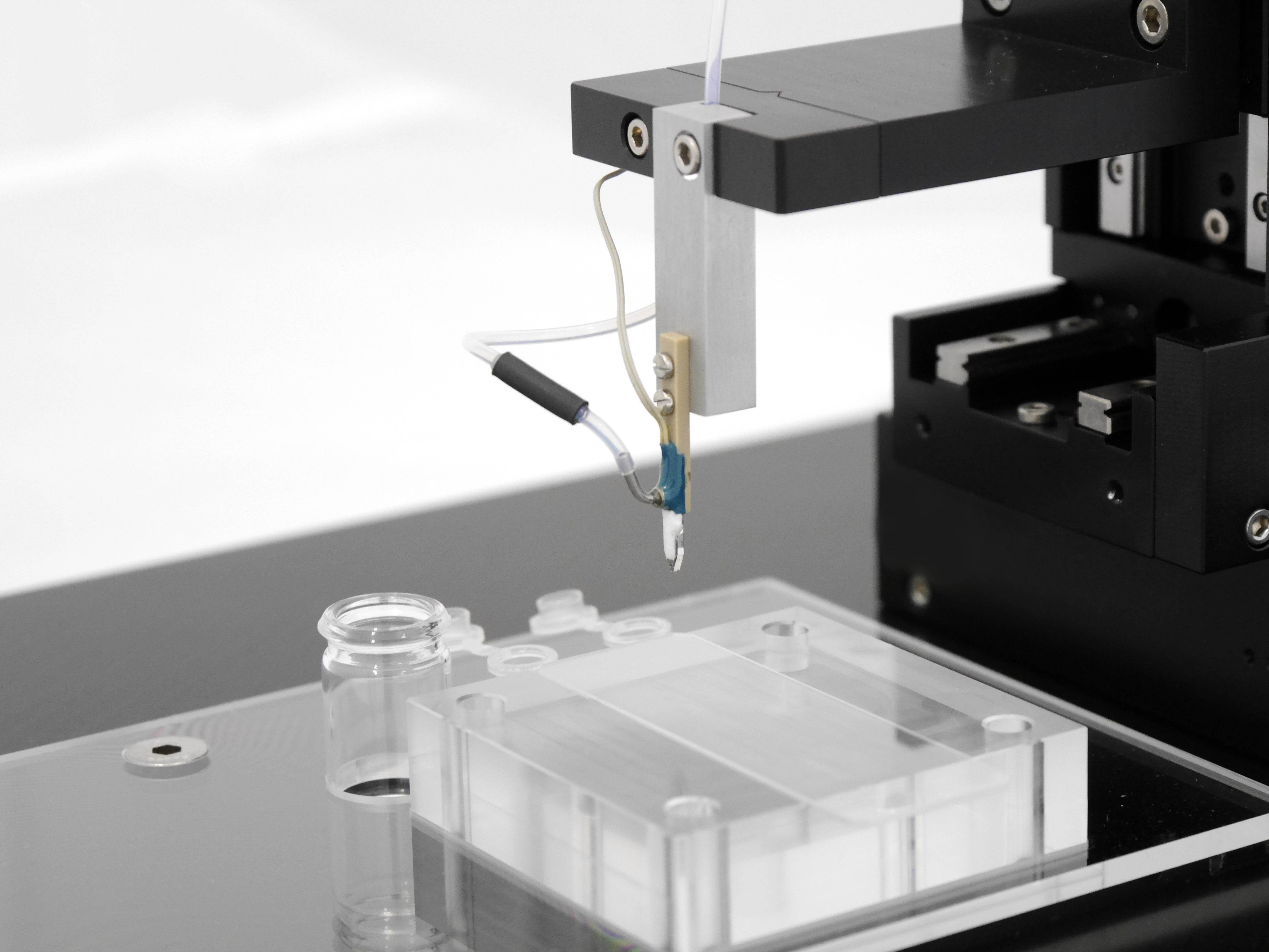 PicoPlot dispenser for precise liquid handling